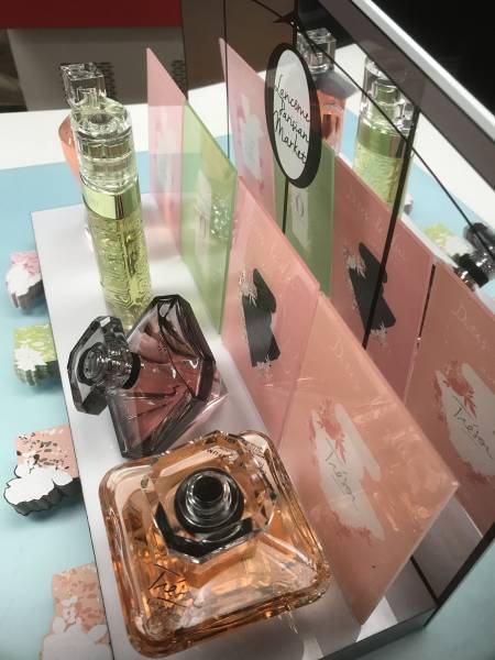 Fabrication de présentoir de comptoir pour produits cosmétiques à Lyon dans le Rhône