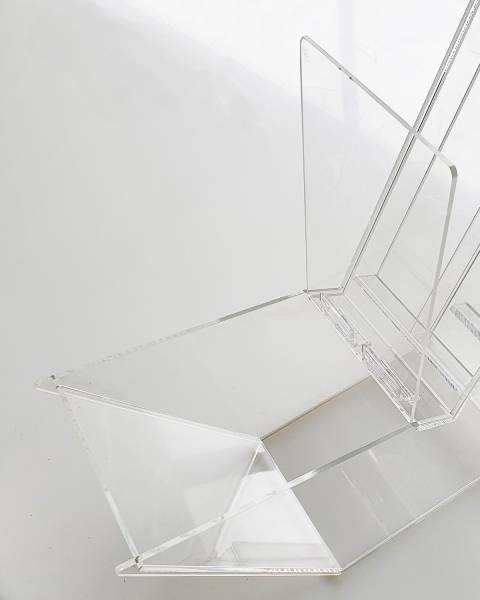Porte montée sur charnière transparentes